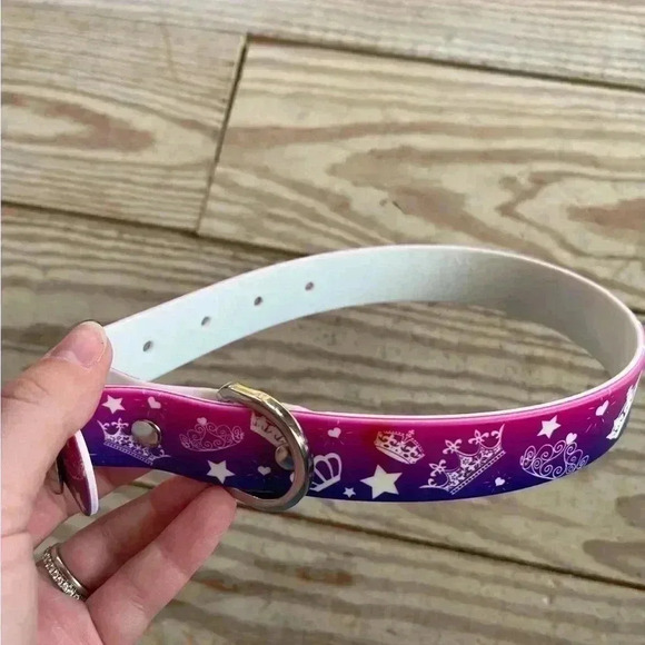 Princess dog collar - please note small stain from wear. Size medium. - Picture 2 of 4